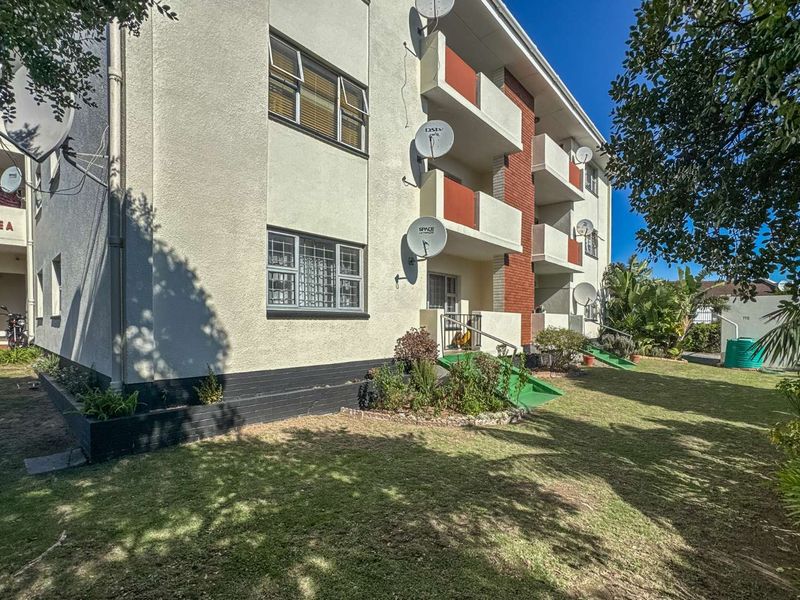 Serious Seller! A Rare Find! THREE Beds plus Garage and Parking close to Beach! - Photo 7