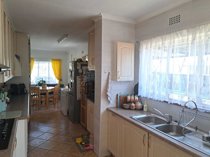4 Bedroom Home Plus 2 Bedroom Flatlet for Sale in Vandykpark, Boksburg - Photo 4