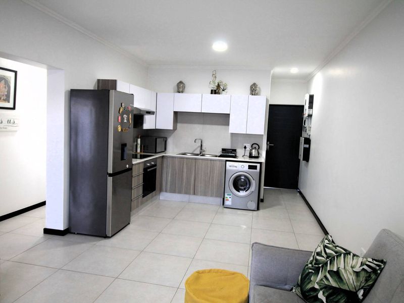 Stunning Three Bedroom Apartment in Ventura - Photo 6