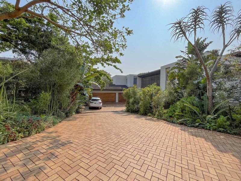 The epitome of grandeur is expressed in this opulent Hawaan Forest Estate mansion! - Photo 4