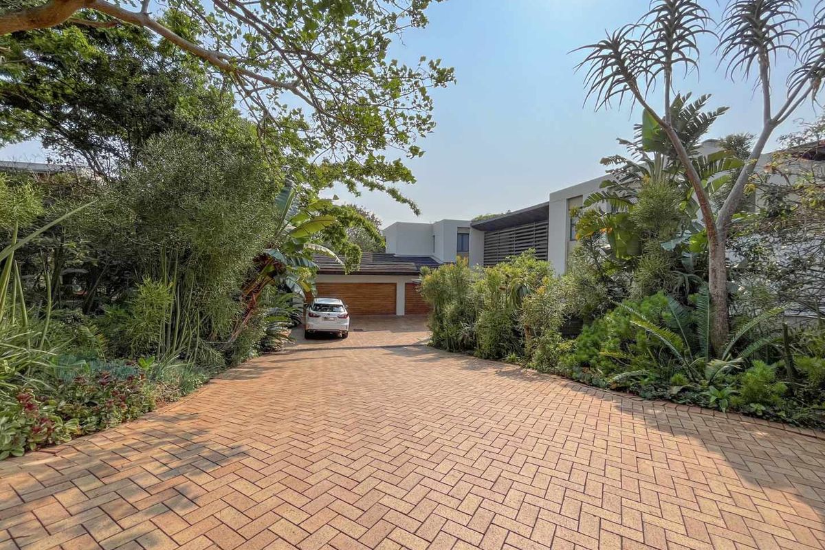 The epitome of grandeur is expressed in this opulent Hawaan Forest Estate mansion! - Photo 4