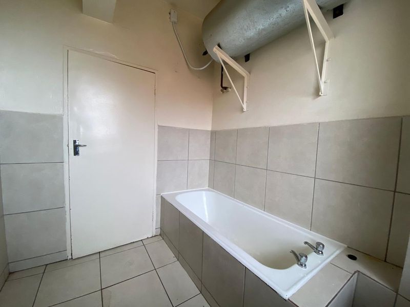 **Neat 3 Bedroom Apartment for Rent** - Photo 8