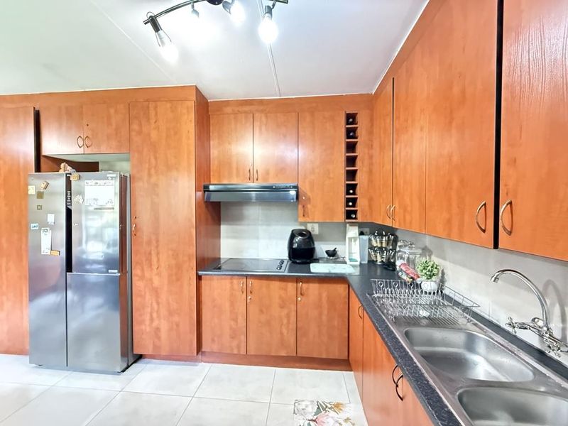 This isn’t just a family home... it’s THREE in one! - Photo 6