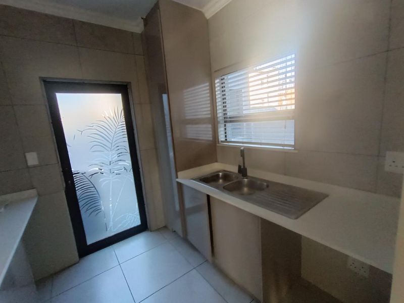 THATCHFIELD SECURITY ESTATE - 5 BEDROOMS - 4.5 BATHROOMS - Photo 8