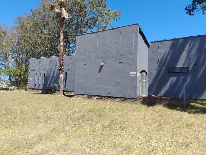 TO LET: VERSATILE COMMERCIAL PROPERTY – PRIME GONUBIE MAIN ROAD - Photo 2