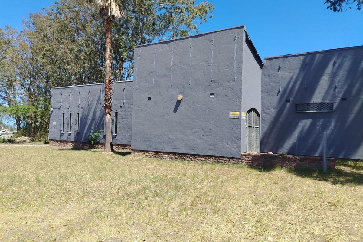 TO LET: VERSATILE COMMERCIAL PROPERTY – PRIME GONUBIE MAIN ROAD - Photo 2