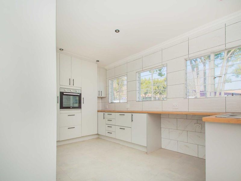 Spacious Fairfield Estate Home on 850m2 with Private Garden - Photo 9