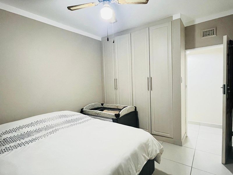 Beautifully Renovated Top-Floor 2 Bedroom Apartment – Move-In Ready - Photo 7