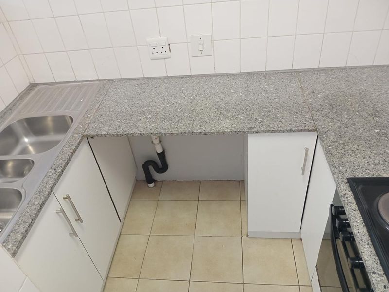 Step into this neat and well-designed 2-bedroom flat, offering a comfortable and low-maintenance lifestyle ideal for modern living. - Photo 5