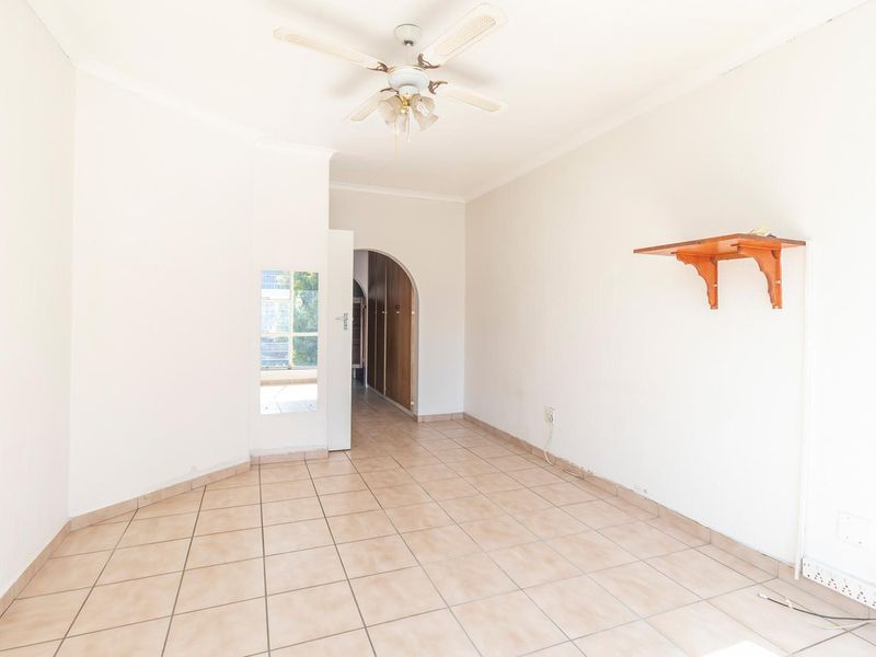 SPACIOUS 3-BEDROOM TOWNHOUSE IN A SECURE COMPLEX. - Photo 9