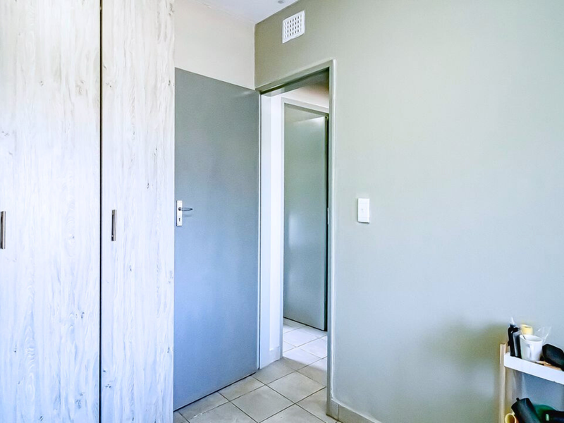 Stylish Modern Apartment for Sale in Oxford Heights Security Complex - Photo 7