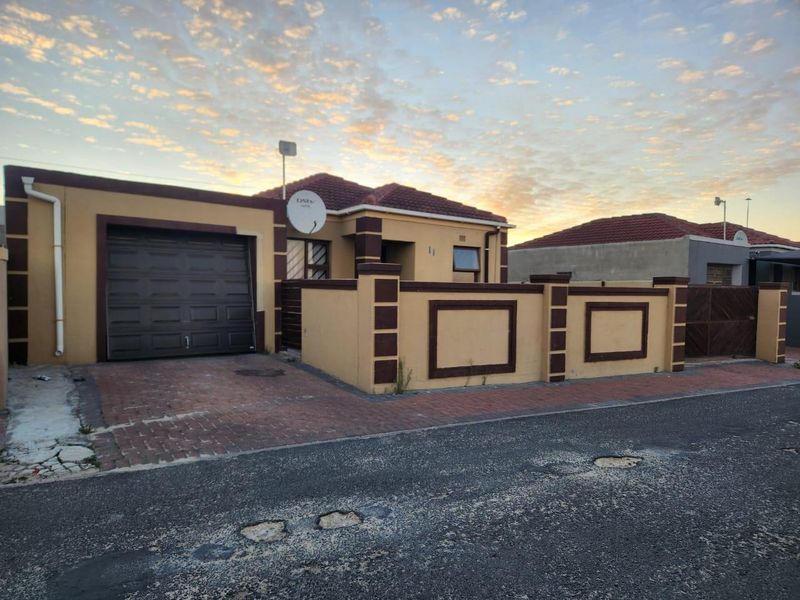 Charming Family Home with Income Potential in iLitha Park, Khayelitsha - Photo 3