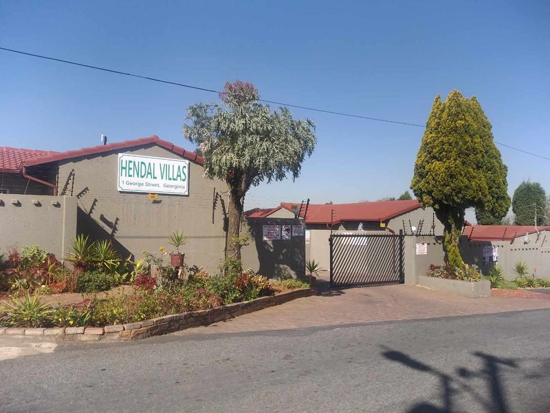 Well maintained 3 bedroom cluster home in sought after Complex For Sale! - Photo 3