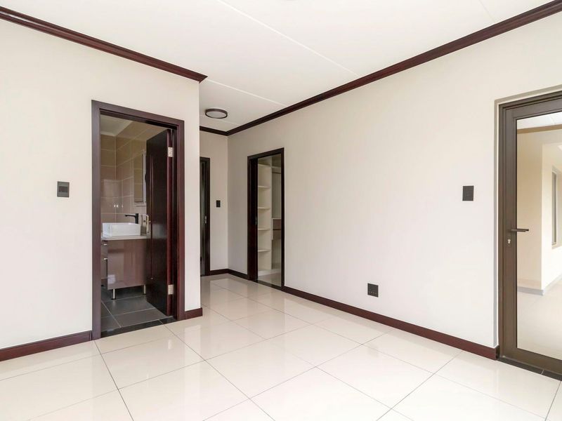 Modern family living - Photo 3