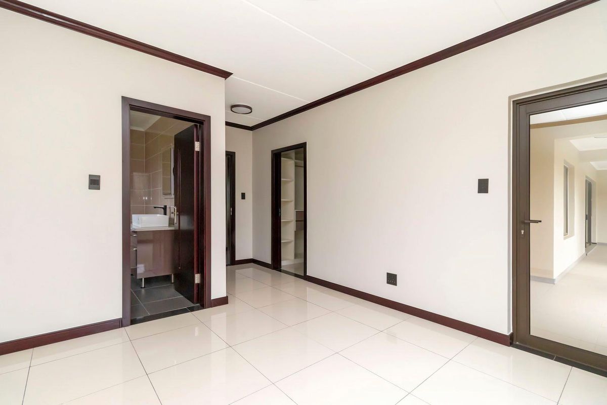 Modern family living - Photo 3