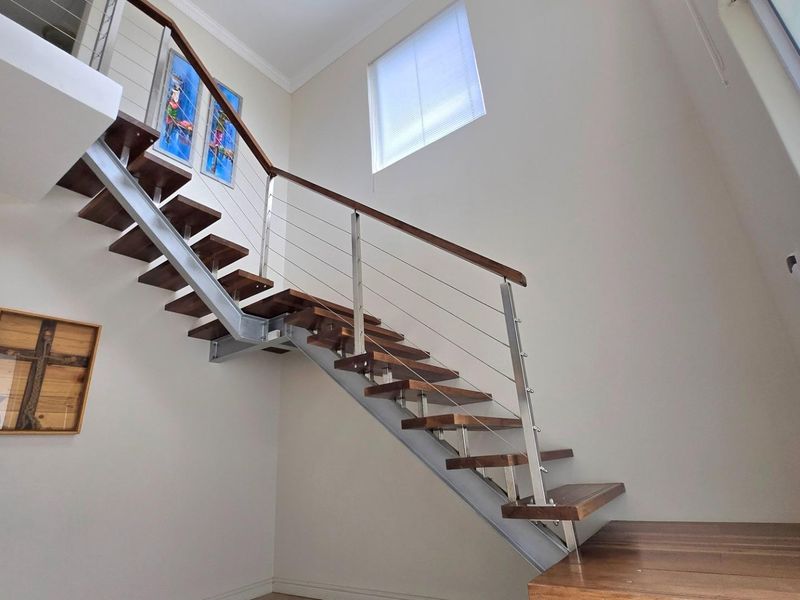 Luxurious Franskraal 3-Bedroom House: Entertainer's Dream with Modern Finishes and Sea Views. - Photo 3