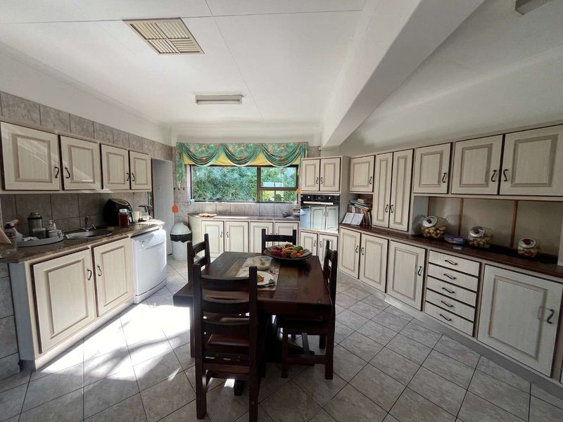 Impressive Family Home with Spectacular Views in a Prime Location - Photo 3