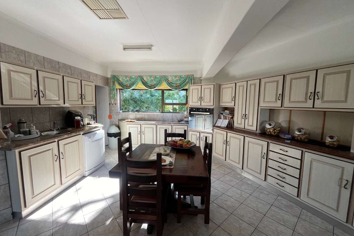 Impressive Family Home with Spectacular Views in a Prime Location - Photo 3