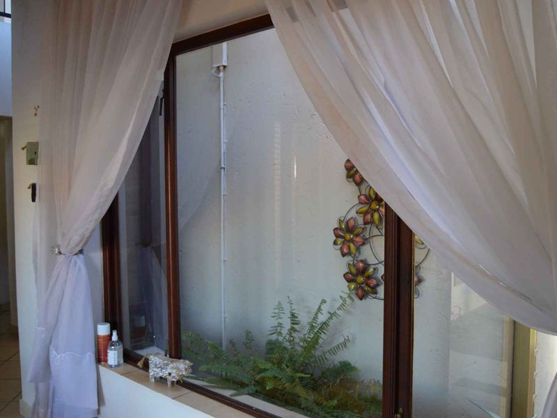Beautiful double-storey 4-bedroom house - Photo 6