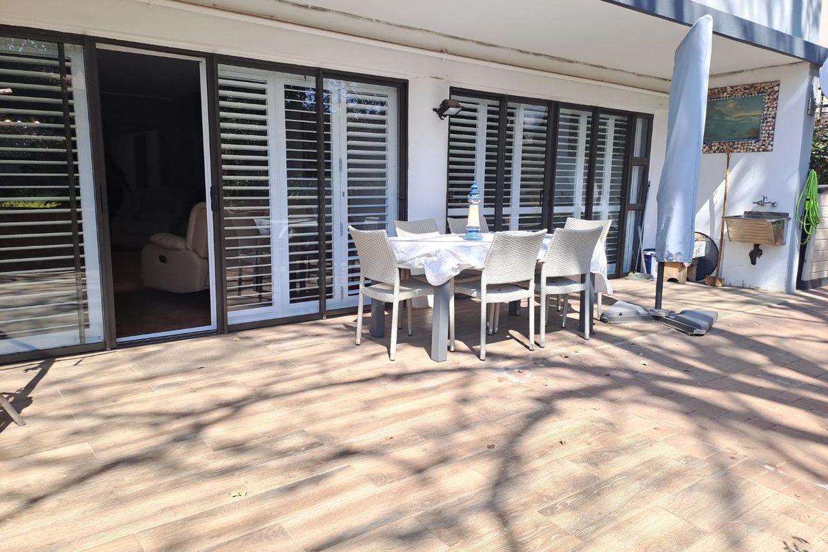 A CHARMING THREE BEDROOM GARDEN APARTMENT - Photo 2