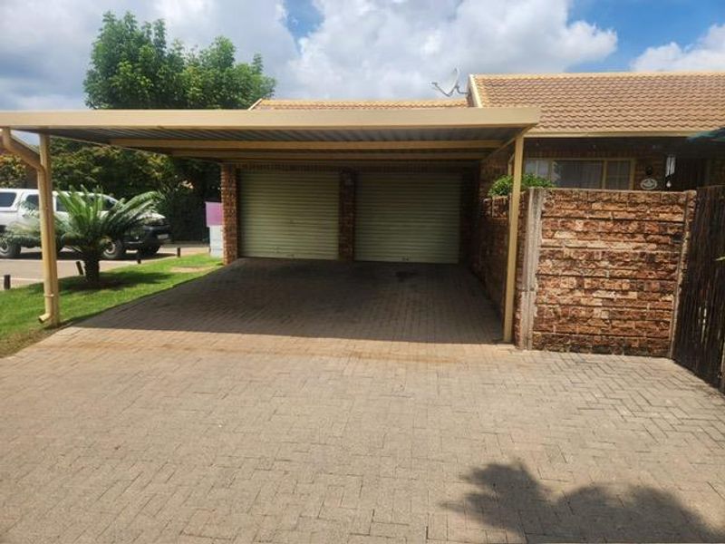 2 Bedroom Townhouse in Rooihuiskraal North - Photo 5