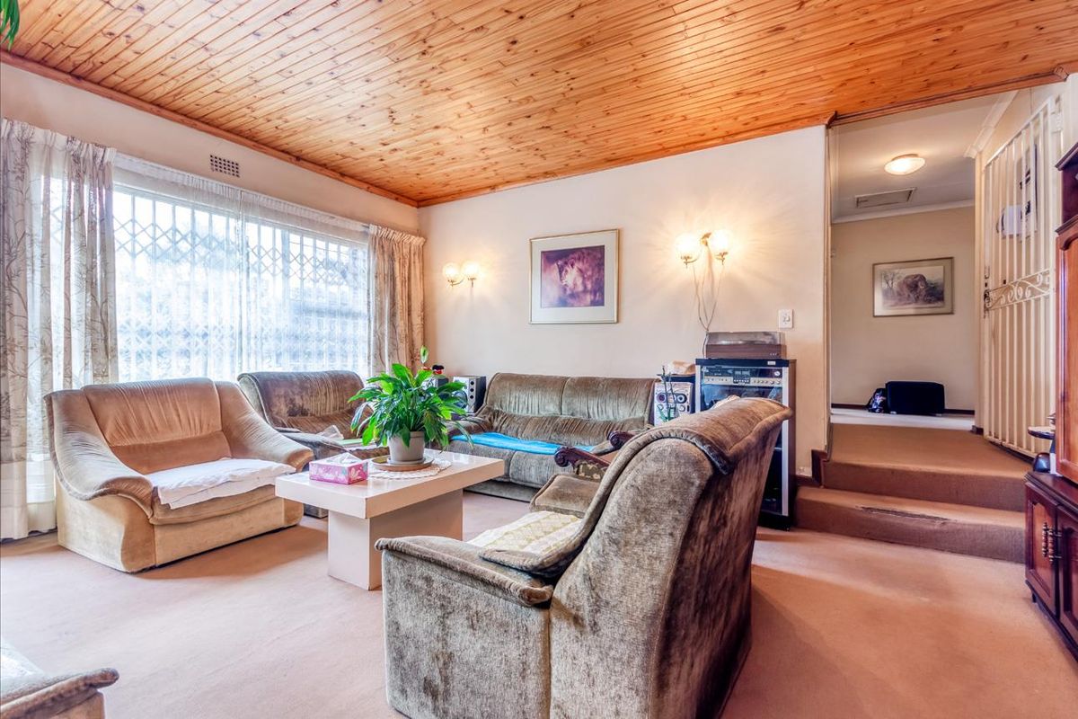 Charming Smallholding: Endless Possibilities for a 3 Bedroom Family Home - Photo 4