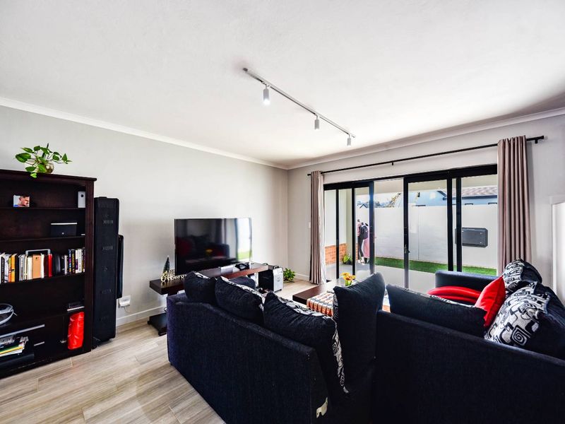 Modern three bedroom duplex - recently built - Olympus - Photo 6