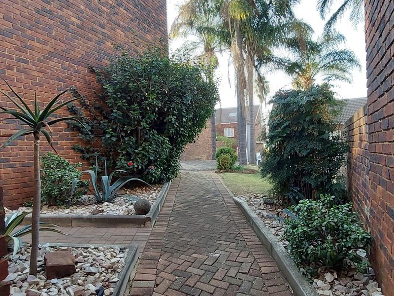 Modern 2-Bed Townhouse with Lock-Up Garage & Pet-Friendly Perks - Photo 2