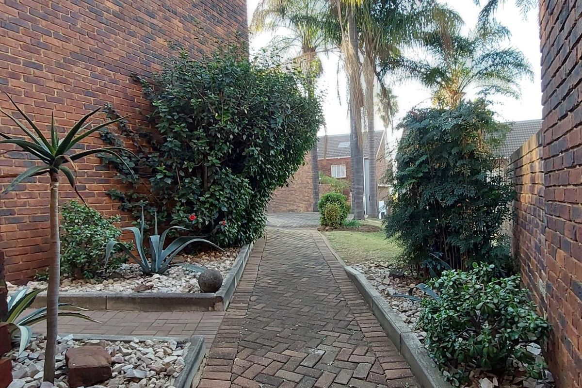 Modern 2-Bed Townhouse with Lock-Up Garage & Pet-Friendly Perks - Photo 2
