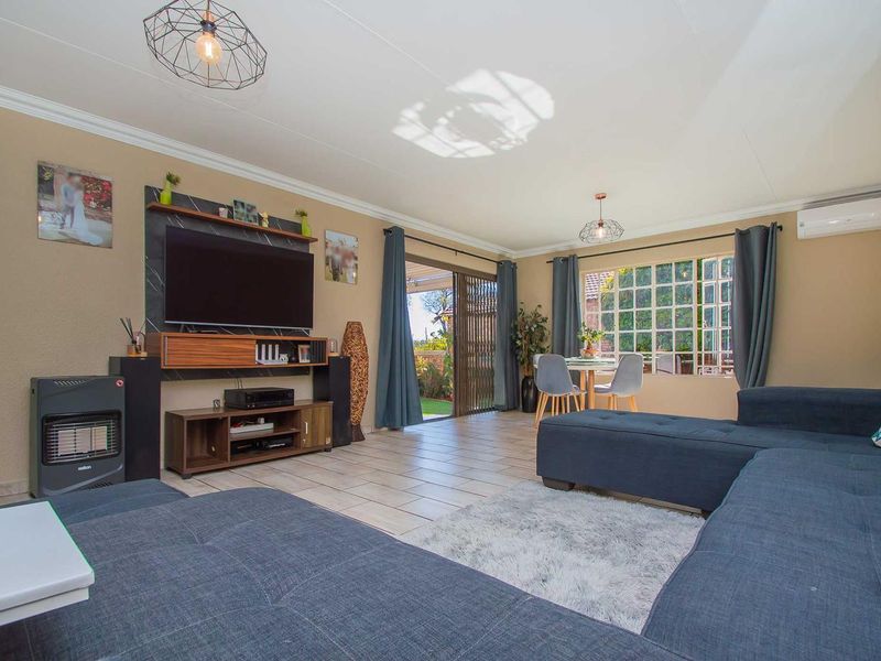 Modern Open Plan and Additional Work-From-Home. - Photo 8