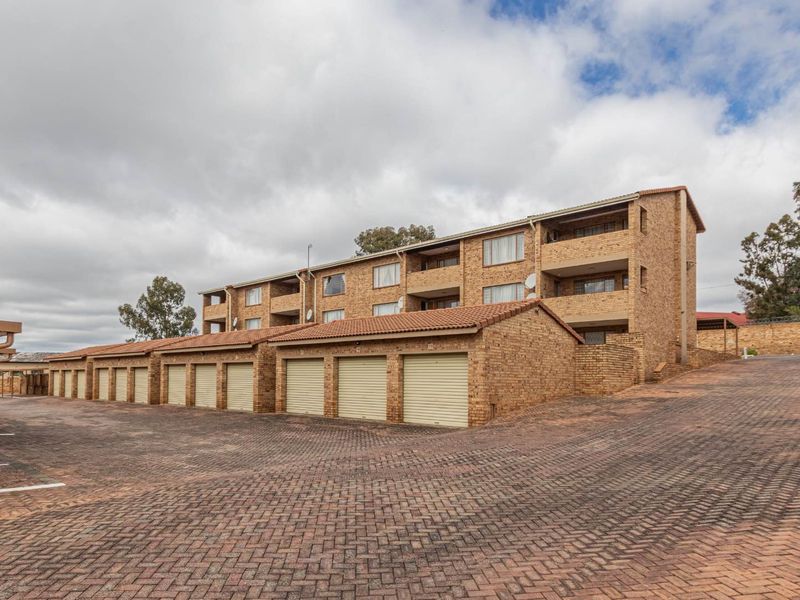 Spacious 2 bed unit for sale. - Photo 2