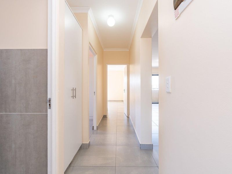 Spacious Three Bedroom Apartment - Photo 8