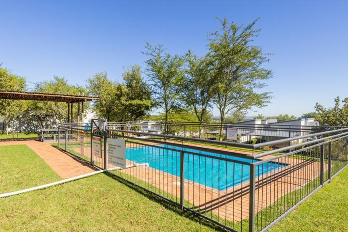 Serene living awaits, beautiful townhouse with top amenities - To Let - Photo 4