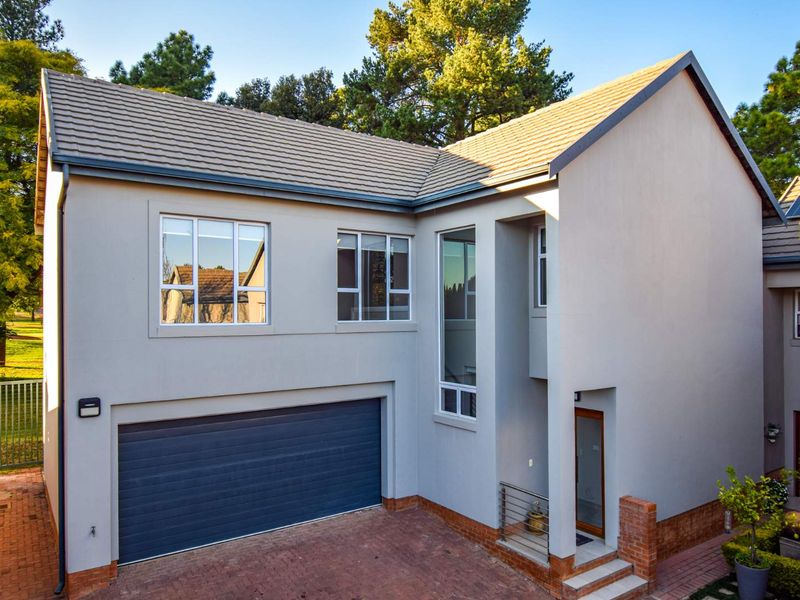 Large corner home in the popular Taemane Golf View Estate - Moreleta Park - Photo 1
