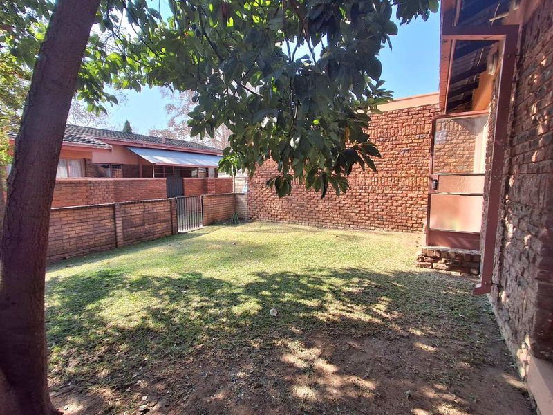 Two bedrooms Townhouse for sale in Hermanstad Pretoria West - Photo 2