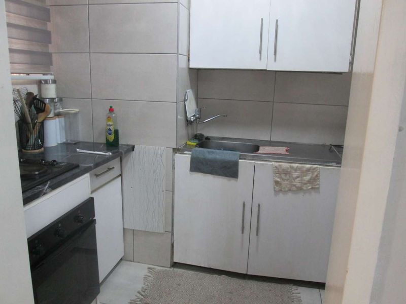 A VERY UNIQUE BEAUTIFUL {1} ONE BEDROOM APARTMENT FOR SALE IN PRETORI CENTRAL BARGAIN - Photo 5