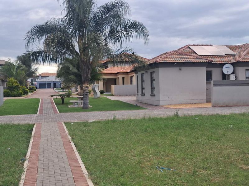 IMMACULATE HOME AT LAVENDER ESTATE - Photo 8