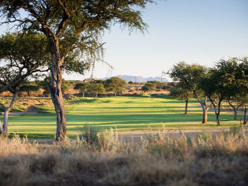 Luxury Living Awaits: 2,602 sqm in Tranquil Golf Estate - Photo 2