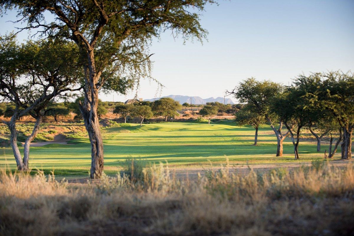 Luxury Living Awaits: 2,602 sqm in Tranquil Golf Estate - Photo 2