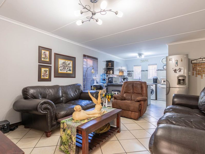 Charming Duplex Unit with Modern Amenities - Photo 7