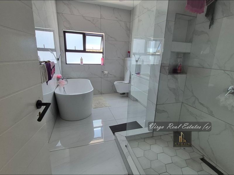 🏡 LUXURY 4BEDROOM MOUNTAIN-VIEW LIVING IN KLEINE KUPPE 🌄 - Photo 8