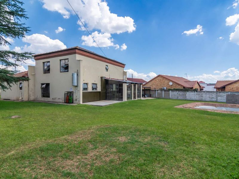 Space galore Gem in Greenhills - For Sale - Photo 6