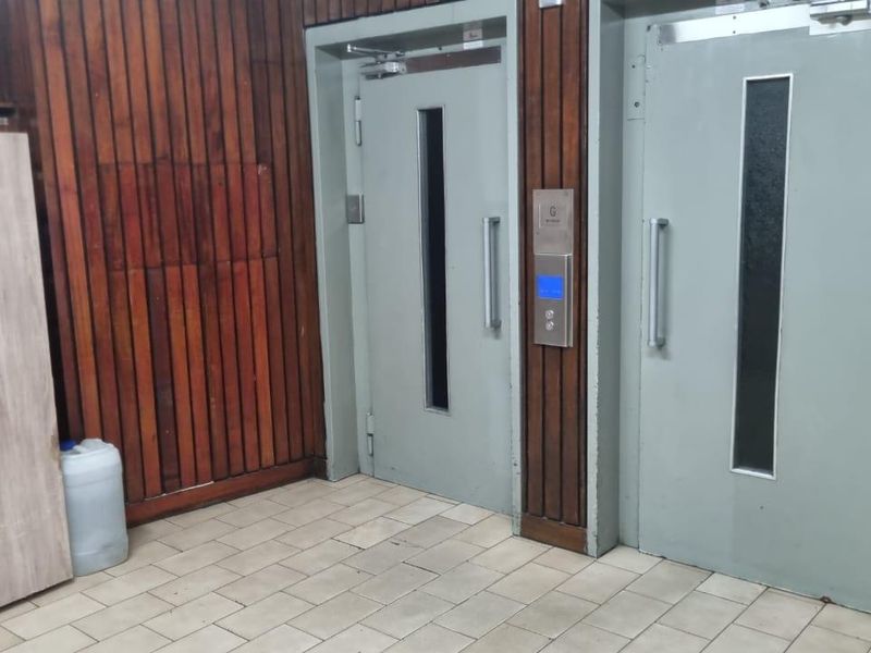 BRAAMFONTEIN,BACHELOR UNIT,R375000 - Photo 5