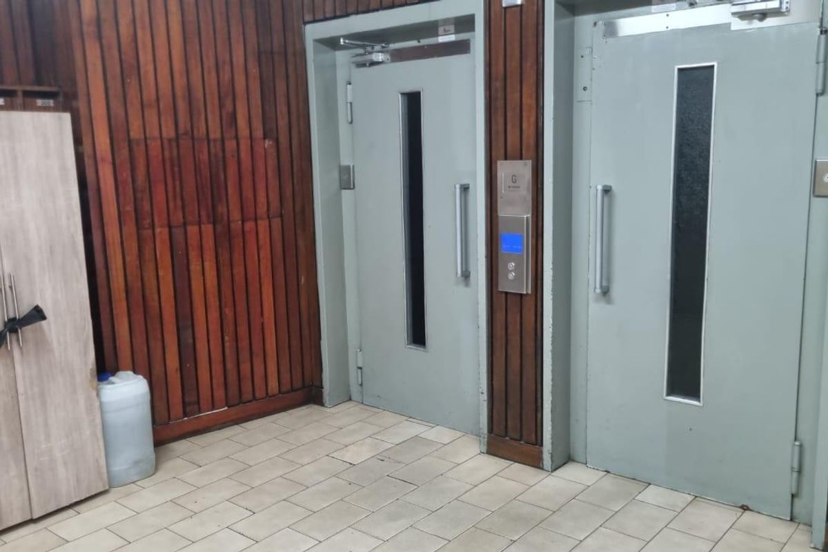 BRAAMFONTEIN,BACHELOR UNIT,R375000 - Photo 5