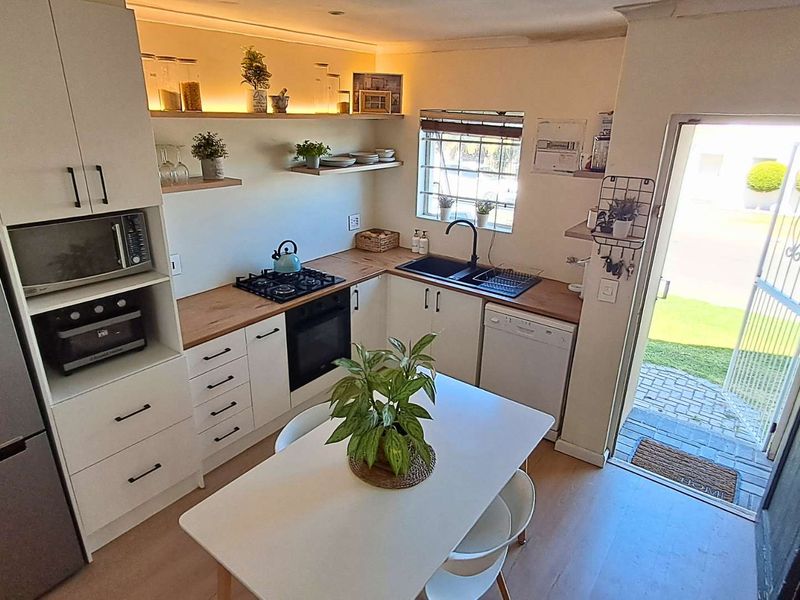 Neat 3 Bedroom Home With Pool in Brackenfell - Photo 2