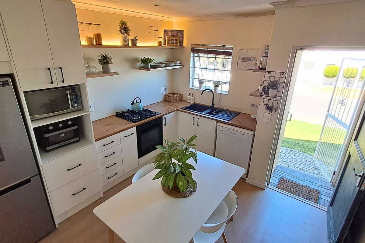 Neat 3 Bedroom Home With Pool in Brackenfell - Photo 2