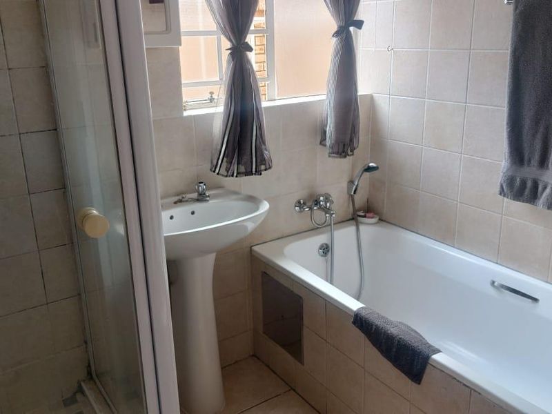 Downstairs unit - Photo 10