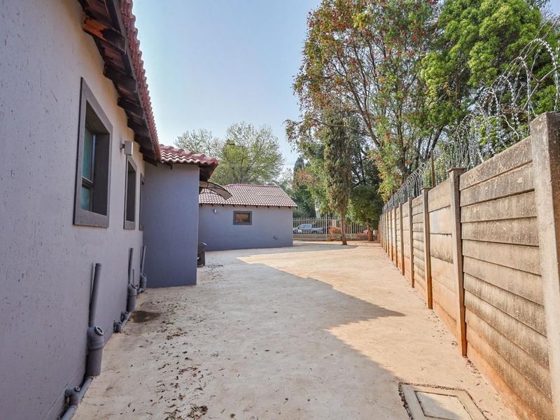 Newly Renovated 6-Bedroom Single-Storey Home with Flatlet – Turnkey Perfection - Photo 3