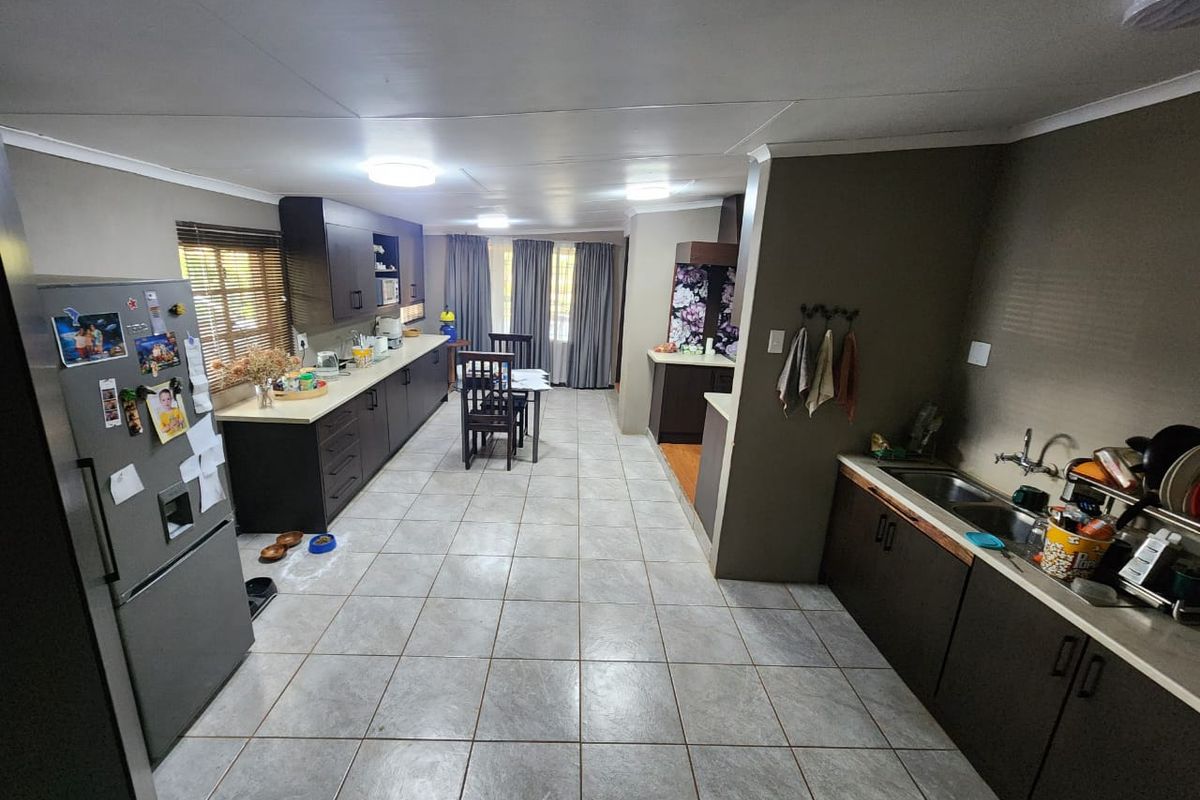 4 House Small Holding For Sale in Onderstepoort - Photo 2