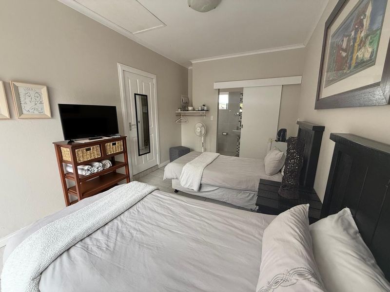 FOR SALE- LARGE 3 BEDROOM HOUSE AND 2 SEPARATE EN-SUITE ROOMS IN HAGE HEIGHTS, SWAKOPMUND, NAMIBIA - Photo 4